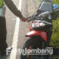 Motor korban saat hendak dievakuasi petugas usai menabrak truk sedang parkir di pinggir jalan Dusun Pagendingan, Desa Tapen, Kecamatan Kudu, Jombang.