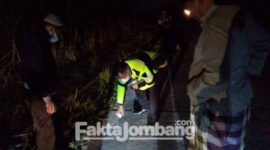 Petugas melakukan olah TKP di jalan raya Dusun Caruban, Desa Alang Alang Caruban, Kecamatan Jogoroto, Jumat (15/4/2022) petang.