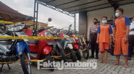 Otaki begal sepeda motor, pasangan suami istri (Pasutri) berusia cukup muda ini saat digelandang di Polres Jombang, beserta barang bukti enam unit sepeda motor.