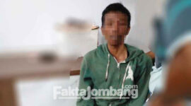 Terduga pelaku pencurian kotak amal masjid Dusun Babut, Desa Plemahan, Kecamatan Sumobito, Jombang, sempat dihajar warga sebelum diserahkan ke Polsek Sumobito, Selasa (5/4/2022).