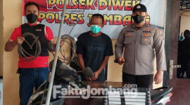Tersangka pencurian kabel PLN diamankan di Polsek Diwek, Jombang, beserta barang buktinya.