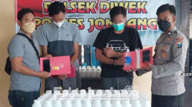 Dua pengedar pil dobel L saat diamankan di Polsek Diwek, Jombang, beserta barang bukti.