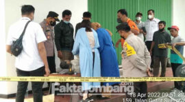 Petugas saat melakukan pemeriksaan pada tubuh korban yang ditemukan meninggal di dalam pabrik CV Rimba Makmur, jalan Gatot Subroto Kelurahan Jelakombo, Kecamatan/ Kabupaten Jombang.
