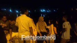 Warga sekitar memadati lokasi korban yang masih belum ditemukan di Sungai Brantas, Desa/ Kecamatan Megaluh, Kabupaten Jombang, Sabtu (9/4/2022) petang.