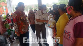 Suasana penyerahan sembako secara simbolis PT CJI Ploso Jombang ke warga tiga desa, yakni Desa Jatigedong dan Desa Ploso, dan Desa Pagertanjung.