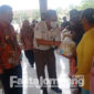 Suasana penyerahan sembako secara simbolis PT CJI Ploso Jombang ke warga tiga desa, yakni Desa Jatigedong dan Desa Ploso, dan Desa Pagertanjung.