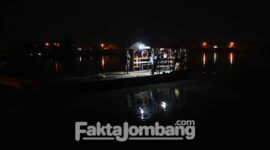 Proses pencarian korban, Mohamad Iswahyudi yang masih belum ditemukan setelah tercebur bersama istri dan anaknya ke Sungai Brantas, Desa/ Kecamatan Megaluh, Kabupaten Jombang, Sabtu (9/4/2022)