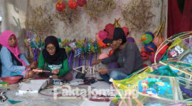 Pasutri Amanullah dengan Sunarti sedang membuat lampion hias khas Lebaran di rumahnya, Dusun Plosokendal, Desa Plosogeneng, Kecamatan/ Kabupaten Jombang, Selasa (12/4/2022).