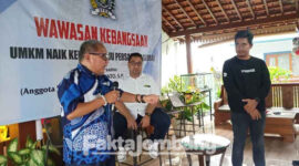 Anggota DPRD Jatim, Dr H Kuswanto saat menjawab pertanyaan salah satu peserta kegiatan Wawasan Kebangsaan yang digelar di Omah Sambong, Desa Sambongdukuh, Kecamatan/ Kabupaten Jombang, Sabtu 9 April 2022 sore.