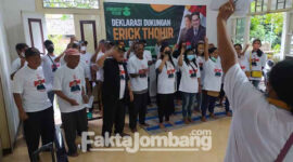 Suasana puluhan petani deklarasi mendukung Erick Thohir menjadi Presiden pada 2024 di Desa Mojowangi, Kecamatan Mojowarno, Kabupaten Jombang, Sabtu (24/4/2022).