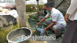 Petugas mengambil sampel air di rumah keluarga korban keracunan di Dusun Grudo, Desa Madiopuro, Kecamatan Sumobito, Kabupaten Jombang.