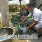 Petugas mengambil sampel air di rumah keluarga korban keracunan di Dusun Grudo, Desa Madiopuro, Kecamatan Sumobito, Kabupaten Jombang.