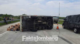 Pikap yang terguling di ruas tol Jombang - Mojokerto (JoMo), Kilometer 691.800 A, Desa Sumberagung, Kecamatan Peterongan, Kabupaten Jombang, sebelum dievakuasi petugas, Kamis (28/4/2022) siang.