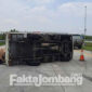 Pikap yang terguling di ruas tol Jombang - Mojokerto (JoMo), Kilometer 691.800 A, Desa Sumberagung, Kecamatan Peterongan, Kabupaten Jombang, sebelum dievakuasi petugas, Kamis (28/4/2022) siang.