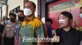 Satu anggota geng motor yang berulah di sejumlah titik di Jombang, saat dirilis di Polres Jombang setelah petugas berhasil menangkapnya, Jumat (8/4/2022)