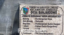 Prasasti yang tertempel di bangunan proyek sumur dangkal di Dusun Banjarkerep, Desa Banjardowo, Kabupaten Jombang.