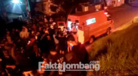 Proses evakuasi jasad Muhamad Iswahyudi (29), salah satu dari keluarga asal Banjardowo, Kecamatan/ Kabupaten Jomabang yang tercebur ke sungai Brantas, Desa/ Kecamatan Megaluh, Jombang.