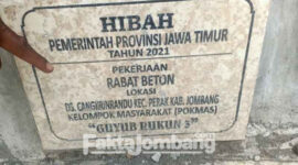 Prasasti proyek jalan rabat beton di Desa Cangkringrandu, Kecamatan Perak, Kabupaten Jombang, yang tak menyebut volume dan besaran anggaran. Kondisi rabat beton itu pun saat ini sudah mulai rusak.