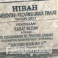 Prasasti proyek jalan rabat beton di Desa Cangkringrandu, Kecamatan Perak, Kabupaten Jombang, yang tak menyebut volume dan besaran anggaran. Kondisi rabat beton itu pun saat ini sudah mulai rusak.