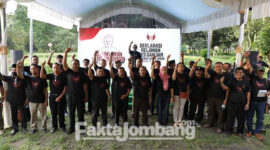 Relawan Des Ganjar, saat mendeklarasikan mendukung Ganjar Pranowo jadi Presiden 2024 mendatang. Deklarasi ini digelar di Taman Kebon Ratu, Desa Keplaksari, Kecamatan Peterongan, Kabupaten Jombang, Kamis (28/4/2022).