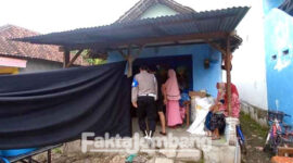 Suasana rumah keluarga korban keracunan di Dusun Grudo, Desa Madiopuro, Sumobito, Kabupaten Jombang, Rabu (13/4/2022).