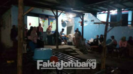 Suasana rumah sekeluarga di Dusun Grudo, Desa Madiopuro, Kecamatan Sumobito, Kabupaten Jombang yang diduga mengalami keracunan. Dalam peristiwa ini, satu di antara keluarga tersebut yang masih berusia 7 tahun meninggal dunia.