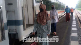 Sejumlah santri tampak di area Keberangkatan Kereta Api di Stasiun Jombang. Para santri tersebut hendak mudik setelah pihak Ponpes menetapkan libur menjelang Idul Fitri.