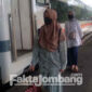 Sejumlah santri tampak di area Keberangkatan Kereta Api di Stasiun Jombang. Para santri tersebut hendak mudik setelah pihak Ponpes menetapkan libur menjelang Idul Fitri.