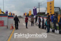 Sejumlah wartawan tertahan di ujung pintu jembatan baru Ploso, Jombang, lantaran dilarang masuk untuk meliput, karena tidak membawa undangan.