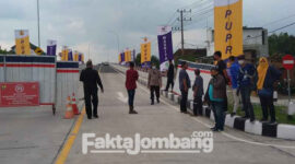 Sejumlah wartawan tertahan di ujung pintu jembatan baru Ploso, Jombang, lantaran dilarang masuk untuk meliput, karena tidak membawa undangan.