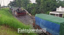 Tangki truk yang terguling, melintang di tengah jalan, sekitaran jembatan Semen, Kecamatan Gudo, Kabupaten Jombang, Sabtu (16/4/2022) sore. (Foto: Istimewa)