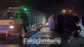 Proses evakuasi truk yang terguling, melintang di tengah jalan, sekitaran jembatan Semen, Kecamatan Gudo, Kabupaten Jombang, Sabtu (16/4/2022) sore. 