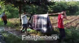 Tangkapan layar video viral menayangkan sejumlah warga sedang menandu orang sakit menyusuri jalan berlumpur dan licin selama 2 sampai 3 jam. Warga yang sakit dan ditandu itu yakni Sigun, warga Rapahombo, Desa Jipurapah, Kecamatan Plandaan, Kabupaten Jombang.