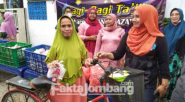 Sejumlah ibu-ibu puluhan warga RW 1 Dusun Tambakberas, Desa Tambakrejo, Kecamatan/ Kabupaten Jombang saat membagikan paket takjil ke pengguna jalan yang sedang melintas.