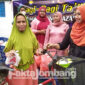 Sejumlah ibu-ibu puluhan warga RW 1 Dusun Tambakberas, Desa Tambakrejo, Kecamatan/ Kabupaten Jombang saat membagikan paket takjil ke pengguna jalan yang sedang melintas.