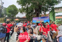 Warga Tionghoa di Jombang saat membagikan makanan buka puasa untuk musafir dan pemudik di depan Gereja Katolik Indonesia jalan KH Wahid Hasyim Jombang, Selasa (26/4/2022).