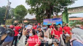 Warga Tionghoa di Jombang saat membagikan makanan buka puasa untuk musafir dan pemudik di depan Gereja Katolik Indonesia jalan KH Wahid Hasyim Jombang, Selasa (26/4/2022).