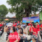 Warga Tionghoa di Jombang saat membagikan makanan buka puasa untuk musafir dan pemudik di depan Gereja Katolik Indonesia jalan KH Wahid Hasyim Jombang, Selasa (26/4/2022).