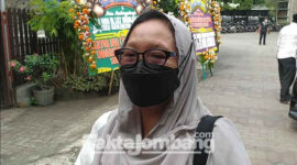 Alissa Qotrunnada Munawaroh Wahid, putri mediang Gus Dur, usai mengikuti proses pemakaman bibinya, Nyai Liliy Wahid di Ponpes Tebuireng, Jombang.