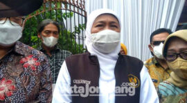 Gubernur Jawa Timur, Khofifah Indar Parawansa, saat di Ponpes Tebuireng, takziah atas berpulangnya Nyai Lily Wahid atau adik Gus Dur.