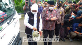 Gubernur Jatim, Khofifah Indar Parawansa, memberangkatkan ekspor perdana kopi Excelsa ke Malaysia di Wonosalam, Kabupaten Jombang, Selasa (10/5/2022). 