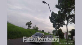 Kondisi tiang PJU di jalan raya Rejoagung, Kecamatan Ploso, Kabupaten Jombang yang miring.