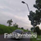 Kondisi tiang PJU di jalan raya Rejoagung, Kecamatan Ploso, Kabupaten Jombang yang miring.