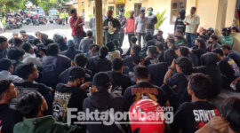 Ribuan pemuda yang memakai atribut perguruan silat, saat menggeruduk Mapolsek Mojoagung, Jombang, Kamis (19/5/2022) siang.