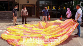 Balon udara berukuran jumbo yang hendak diterbangkan di Desa Ngumpul, Kecamatan Jogoroto, Kabupaten Jombang, disita polisi di Mapolsek Jogoroto.