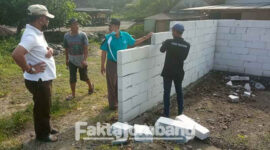 Pembongkaran bangunan yang menyerobot lahan Pemkab Jombang yang dipantau langsung oleh Camat Kabuh.