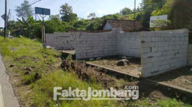 Kondisi bangunan di atas lahan Pemkab Jombang di Desa Karangpakis, Kecamatan Kabuh, yang diduga diserobot pengusaha. 