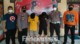 Dua terduga pelaku pengeroyokan di jalan Kusuma Bangsa, Jombang Kota, saat diamankan polisi di Mapolsek Jombang.