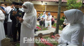 Gubernur Jatim, Khofifah Indar Parawansa saat berdoa di pusara Nyai Lily Wahid, di kompleks pemakaman Ponpes Tebuireng, Jombang.