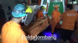 Petugas sedang mengevakuasi jenazah korban dari rumahnya di Dusun Sawahan, Desa Jombang ke RSUD Jombang.